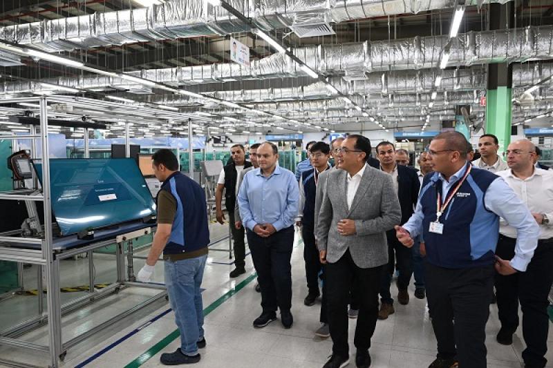 رئيس الوزراء يتفقد مجمع مصانع سامسونج ببني سويف