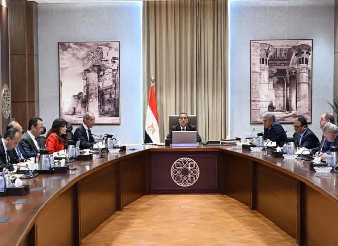 رئيس الوزراء يستعرض مشروع تطوير المنظومة الالكترونية لإنهاء إجراءات وصول السائحين إلى المطارات المصرية