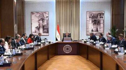 رئيس الوزراء يستعرض مشروع تطوير المنظومة الالكترونية لإنهاء إجراءات وصول السائحين إلى المطارات المصرية