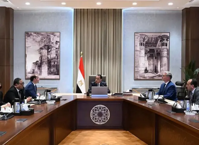 رئيس الوزراء يُتابع جهود الحكومة لتحويل السيارات للعمل بالغاز الطبيعي