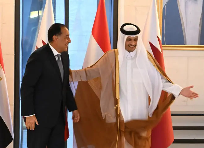 رئيس الوزراء يبحث مع نظيره القطري دعم الاستثمارات المشتركة