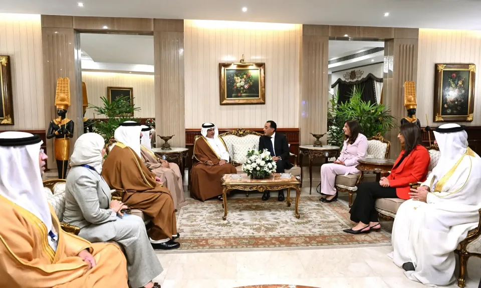 رئيس الوزراء يستقبل ولي عهد مملكة البحرين بمطار القاهرة الدولي.. «صور»