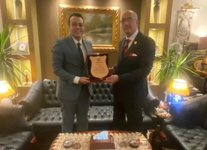 «الصحفيين» تهدي درع النقابة لشركة ميناء القاهرة الجوي تقديرا لتعاونها البنّاء