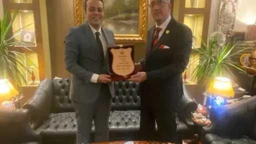 «الصحفيين» تهدي درع النقابة لشركة ميناء القاهرة الجوي تقديرا لتعاونها البنّاء