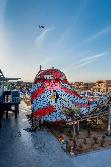 احتفالا بعيد ميلادها الثالث.. ظهور «الكينج كوبرا» كحارس لأكبر مدينة العاب ترفيهية بالغردقة يجذب الأنظار