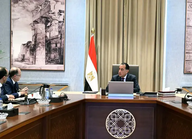 رئيس الوزراء يلتقي رئيس هيئة الدواء المصرية لاستعراض مشروع التتبع الدوائي الوطني