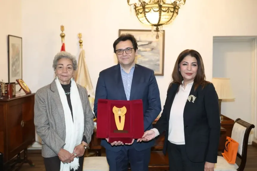 وزير الثقافة يستقبل الأديبة الكبيرة سلوى بكر ويُهديها درع الوزارة احتفاءً بفوزها بجائزة «البريكس الأدبية»