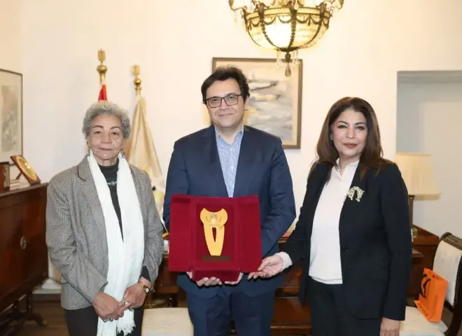 وزير الثقافة يستقبل الأديبة الكبيرة سلوى بكر ويُهديها درع الوزارة احتفاءً بفوزها بجائزة «البريكس الأدبية»