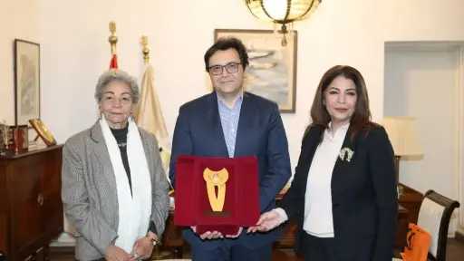 وزير الثقافة يستقبل الأديبة الكبيرة سلوى بكر ويُهديها درع الوزارة احتفاءً بفوزها بجائزة «البريكس الأدبية»