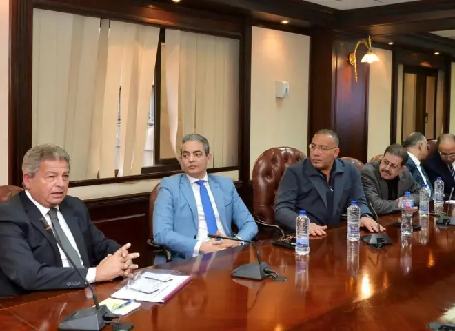 رئيس الأعلى للإعلام يشارك في مناقشة التوصيات النهائية للجنة التحول الرقمي والذكاء الاصطناعي