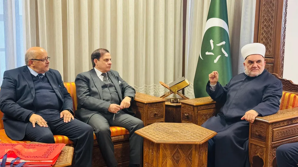 الأمين العام لرابطة الجامعات الإسلامية يلتقي مفتي صربيا ويوقع بروتوكول تعاون مع كلية الدراسات الإسلامية