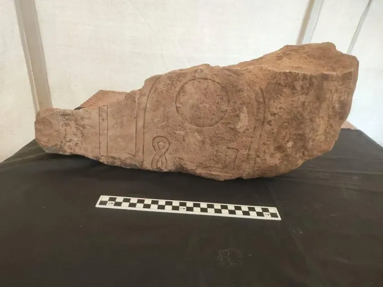 بعثة أثرية مصرية صينية تكشف عن مبنى من الحجر الجيري يُرجّح انتماؤه لمعبد الملك أبريس بمنطقة ميت رهينة