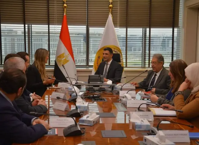 وزير الصناعة يستعرض مع «مرسيدس-بنز إيجيبت» فرص توطين صناعة السيارات وتعميق المكون المحلي