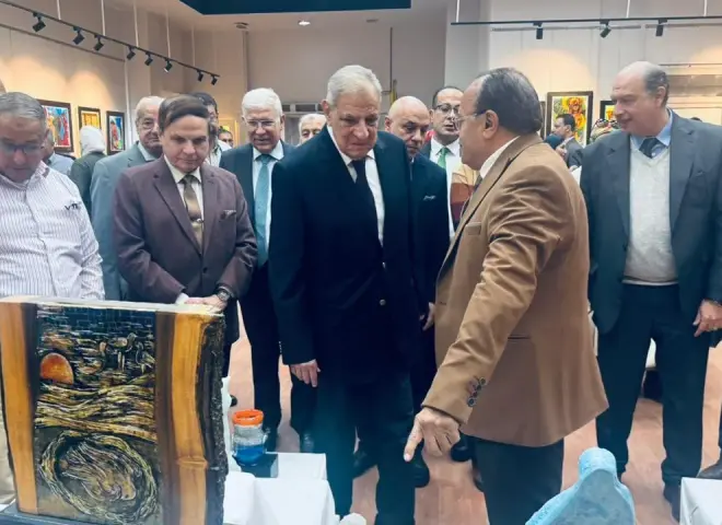 بحضور رئيس وزراء مصر الأسبق.. الأمين العام لرابطة الجامعات الإسلامية يشارك في معرض نصف قرن من الضوء واللون للدكتور محمد زينهم