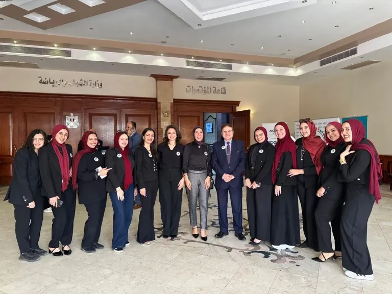 منتدى العلاقات العامة يكرم الأمين العام لرابطة الجامعات الإسلامية تقديرًا لمسيرته العلمية الرائدة