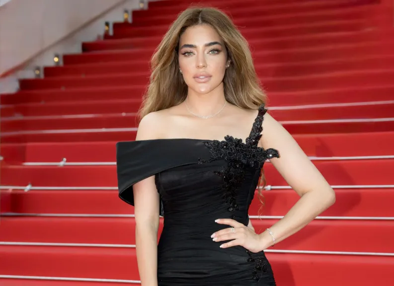 سلمي عادل تخطف أنظار مهرجان كان بفستان أسود ملكي.. وتفاجئ الجمهور ببرنامج ضخم جديد على النهار