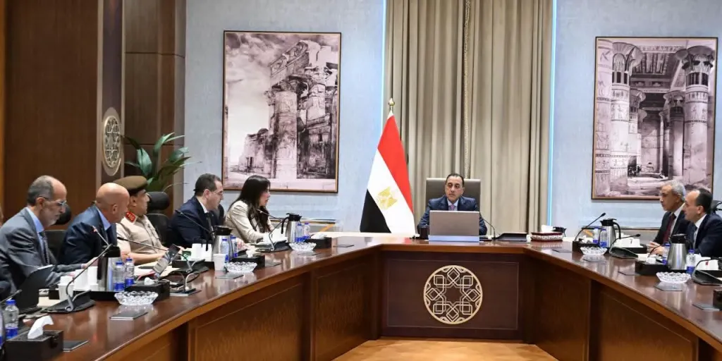 رئيس الوزراء يعقد اجتماعاً لاستعراض موقف أحد المشروعات الكبرى بمدينة العلمين الجديدة
