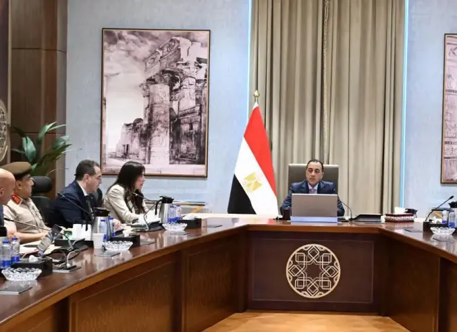 رئيس الوزراء يعقد اجتماعاً لاستعراض موقف أحد المشروعات الكبرى بمدينة العلمين الجديدة