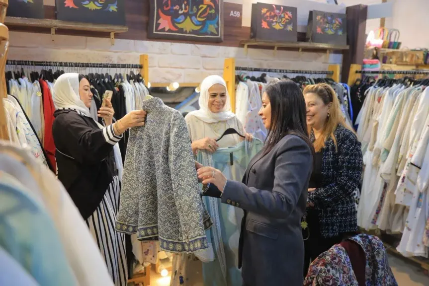 وزيرة التضامن تتفقد جناح صندوق دعم الصناعات الريفية والبيئية المشارك في ”تراثنا”
