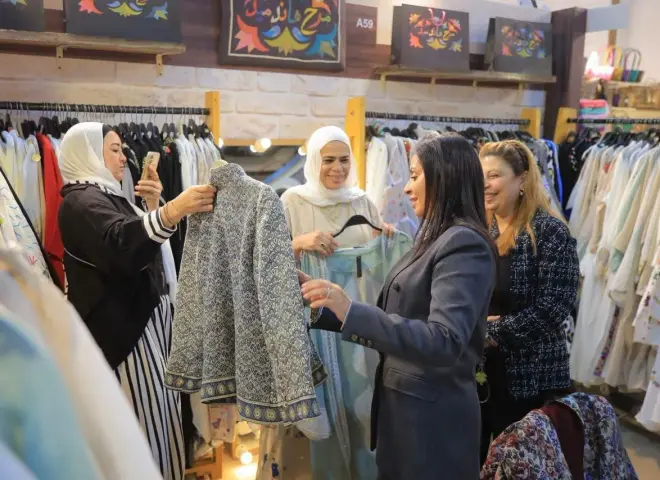 وزيرة التضامن تتفقد جناح صندوق دعم الصناعات الريفية والبيئية المشارك في ”تراثنا”