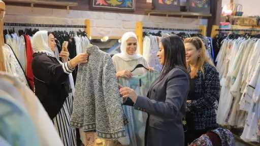 وزيرة التضامن تتفقد جناح صندوق دعم الصناعات الريفية والبيئية المشارك في ”تراثنا”